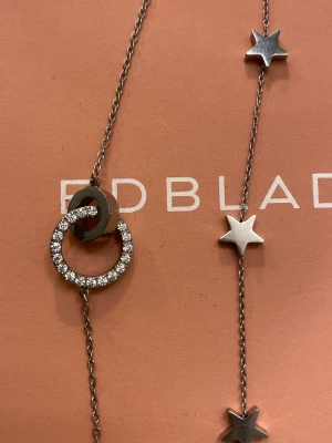 Edblad armband  - Jag säljer mina två Edblad armband i rostfritt stål. (Man kan köpa en om man vill)  jag säljer Pga att jag använder bara guld nu. Dom är super bra skick och priset kan diskuteras. Obs det är billigare om man köper de tillsammans❤️