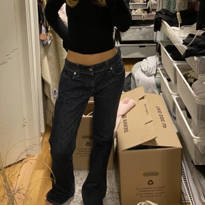 Lågmidjade straight jeans - Lowwaist straight jeans från Levis. Jag är 162 och de är lite för långa för mig. Skulle säga att de passar både S och M beroende på hur man vill att de ska sitta. Jag har vanligtvis S