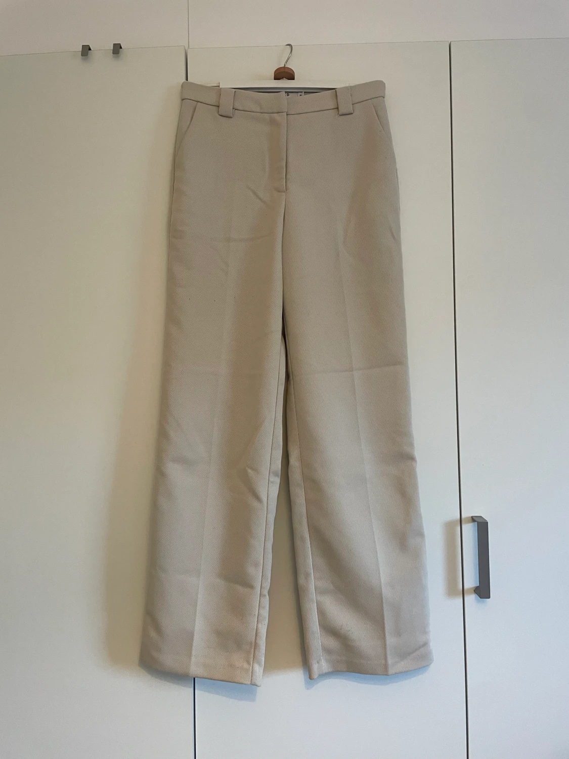 Beiga ribbade kostymbyxor 