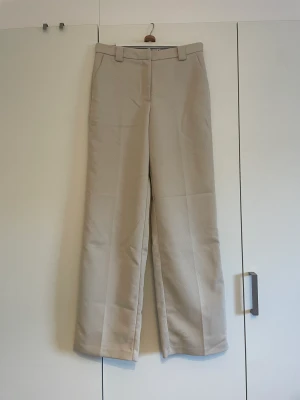 Beiga ribbade kostymbyxor  - Storlek 36 