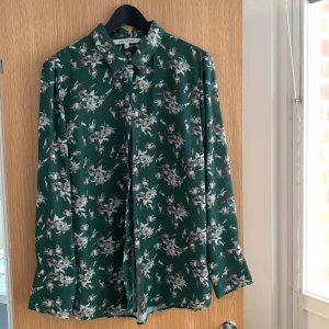 Fin blus säljes - Fin, grön blus med mönster från Kappahl säljes.  Helt oanvänd. Strl 42 ☀️ 
