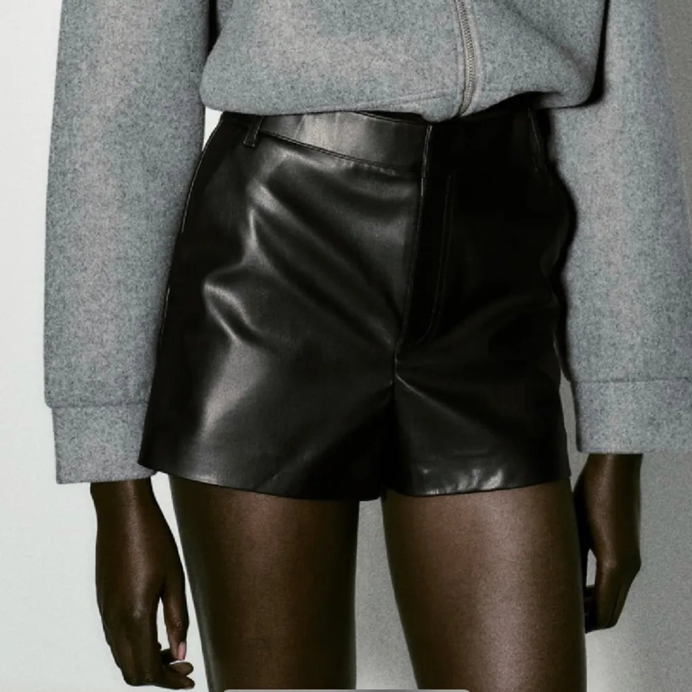 Skinnshorts från Zara, använda fåtal gånger. Storlek XS så passar en 34/36a 🌟. Shorts.