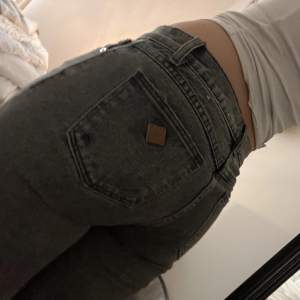 Säljer dessa straight lowwaist abrand jeans. De är i bra skick och uppklippta för att passa ca 164. Nypris 1000kr säljer för 500kr🥰❤️