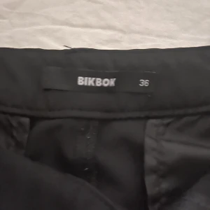 Bikbok kostymbyxor Vilma  - Säljer dessa kostymbyxor då de ej används. Storlek 36 och uppsydda för att passa 164.
