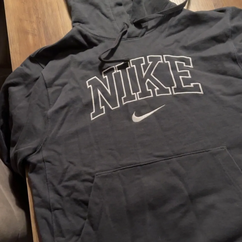 Säljer min super fina Nike hoodie i vintage stil. Storlek S. använd fåtal gånger💖 . Hoodies.