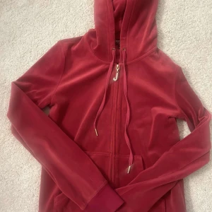 juicy couture  - en jättefin kofta som inte finns kvar. bra skick, säljer på grund av att den är lite för liten och kommer inte till användning. älskar den verkligen💞