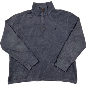 Ralph Lauren Half-Zip Mörkgrå - Mörkgrå halfzip tröja från Ralph Lauren. Grymt skick! Storlek L. Ställ gärna frågor!😊