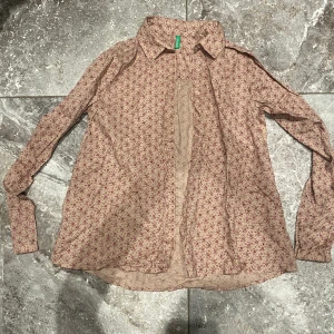 Skjorta 11-12 år - Jättefin skjorta i blommotiv.Har legat på vinden ett tag,är därför den är lite skrynklig.Men den blir ursnygg när man stryker den.Märke:United colors of benetton.Säljer pga stor garderobrensning.Kika gärna på mina andra annonser,säljer mycket.Samfaktaktar