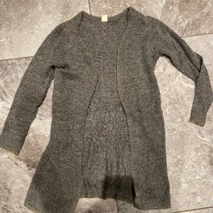 Kofta stl.158/164 - Långkofta i grå färg. Säljer pga garderobrensning. Kika gärna på mina andra annonser, säljer mycket. Samfraktar gärna:)