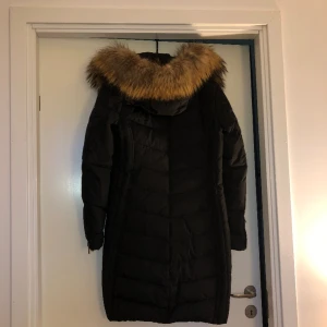 Dunjacka  - Knälång dunjacka i storlek XS. Köpt för tre år sedan, fint skick.