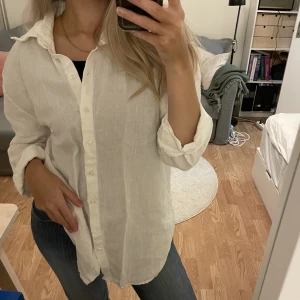 Vit linneskjorta från A-DSGN storlek M - Jättesnygg linneskjorta från A-DSGN! Sparsamt använd så i mycket fint skick!! Ganska oversized i modellen. Tror nypris låg runt 800 kr.