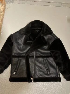 Svart höst/vinterjacka - Storlek 4 (32eu men oversize så mer en 36/38), använd så kanterna på ärmarna kan va lite slita/noppriga på insidan (se bild) men annars i fint skick. Säljer för 250kr, finns i Eskilstuna annars står köparen för frakten.