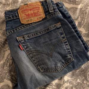 Säljer dessa jättefina jeans köpta här på plick, märket är Levis❤️jättefina men tyvärr lite stora för mig Waist: 28 Lengd: 32