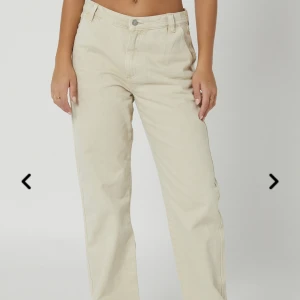 Beiga jeans - Superfina beiga raka low/mid waist jeans från sweet sktbs💖 Används inte längre