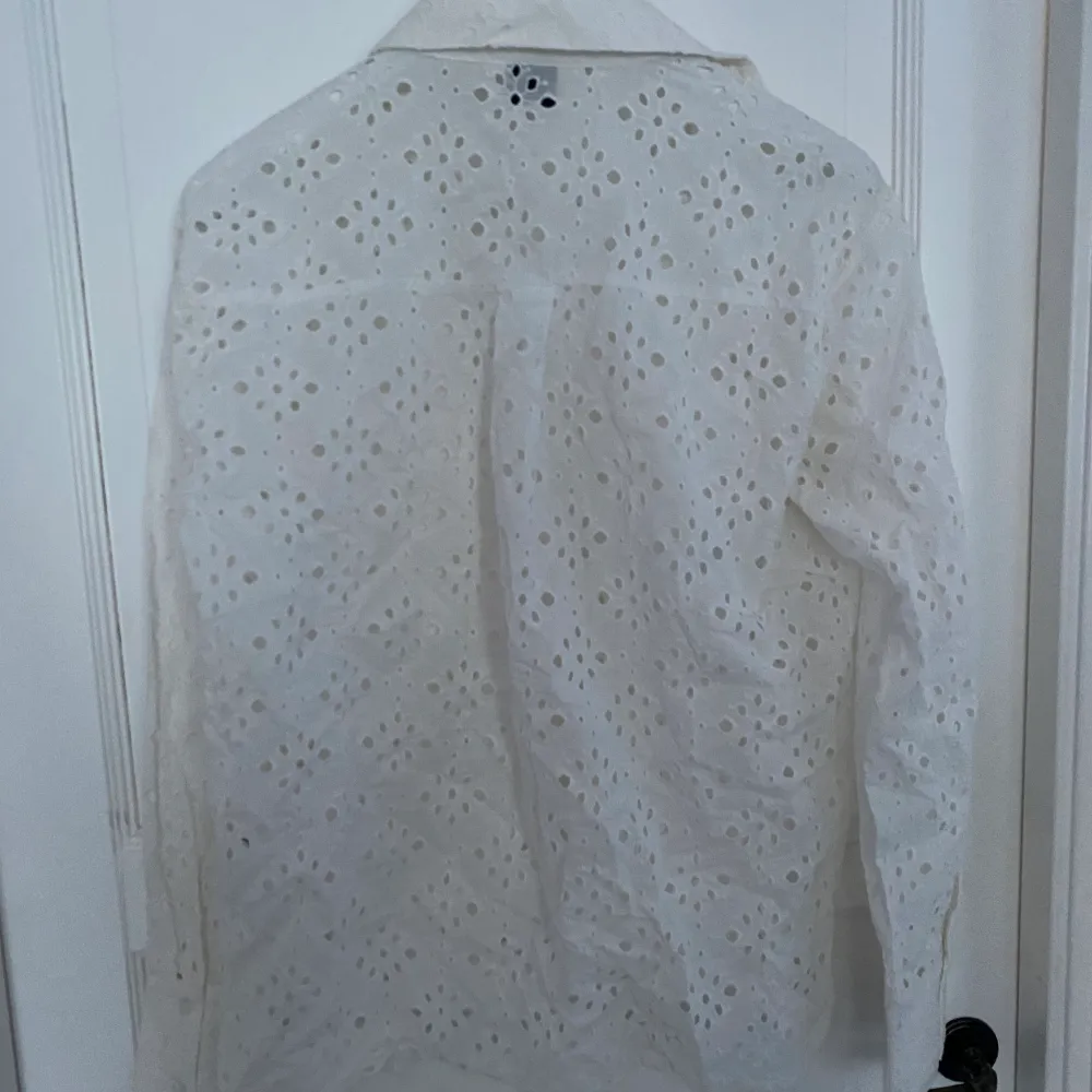 Säljer denna fina vita skjorta från Gina i storlek 38! Helt ny prislappen är kvar köpte för 449 säljer för 100kr. Blusar.