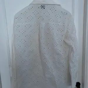 Säljer denna fina vita skjorta från Gina i storlek 38! Helt ny prislappen är kvar köpte för 449 säljer för 100kr