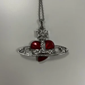 Halsband - As snyggt Vivienne Westwood halsband perfekt som julklapp. Går ned i pris vid nabb affär.rep