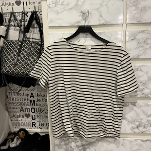 &other stories - &other stories t-Shirt, använd 1 gång. Köpte för kring 300, mitt pris 150kr + frakt 