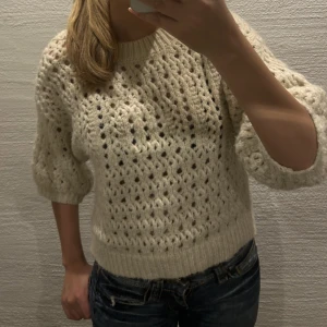 Stickad tröja - Säljer en jätte fin kortärmad stickad tröja ifrån zara som är använd Max 5 gånger och är i bra skick,den är helt slutsåld och passar till väldigt mycket! Hör av dig vid intresse och om de behövs fler bilder👸🏽💘