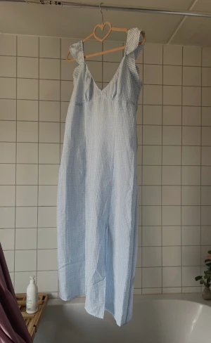 Figurpassande klänning - Tunt tyg med dragkedja vid sidan. Jättegullig och formpassande med slit på sidan.