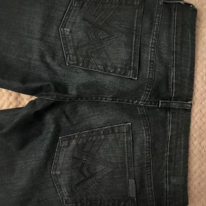 7 for all mankind jeans  - Säljer då de är för korta på mig. (173cm lång) Low waist, bootcut. Otroligt mörkt blåa.