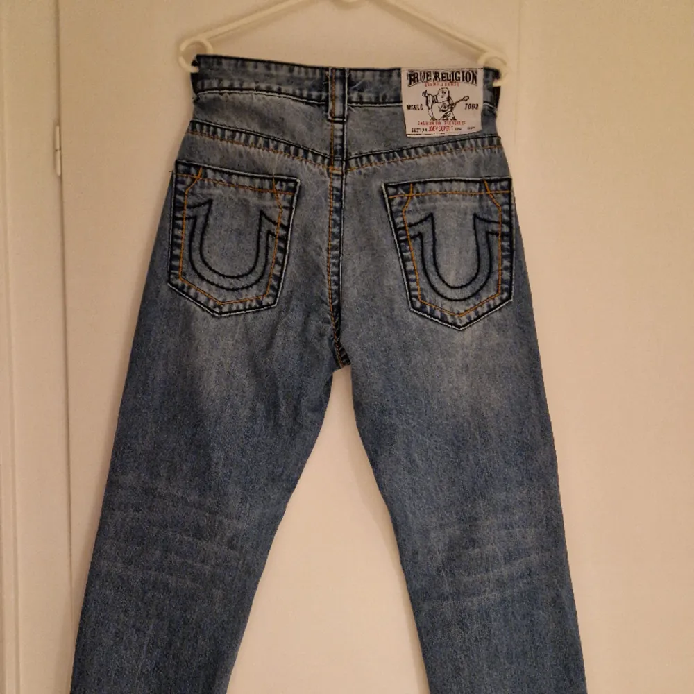 Säljer ett par helt nya True Religion Jeans i storlek 30.   Jeansen är mycket fina och bekväma! Jeansen är äkta. . Jeans & Byxor.