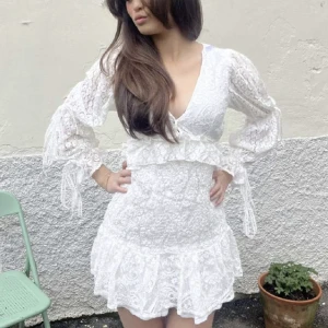 Vit klänning - Fett snygg studentklänning eller bara till nån sommardag! Har använt den en gång på studenten men har klippt banden på ärmarna lite för att de var för långa. Men fortafrande så att man kan göra en rosett! Har också sytt upp vid brösten det är sista bilden