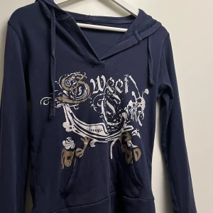 Y2k hoodie - Jätte fin Y2k hoodie i tunnare material, inga defekter. 