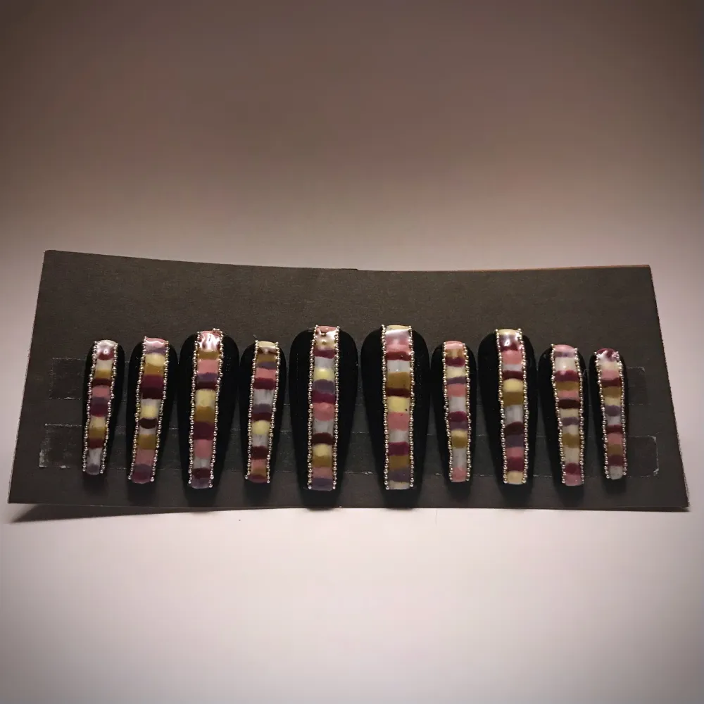 Coffin-formade gelnaglar med kaviarpärlor. Designen efterliknar färgade glaspaneler med nedtonade färger. Lim är inte inkluderat! Utöver nagellim rekommenderas också att använda en nagelfil för att kunna anpassa så dem sitter mer bekvämt <3. Asusteet.