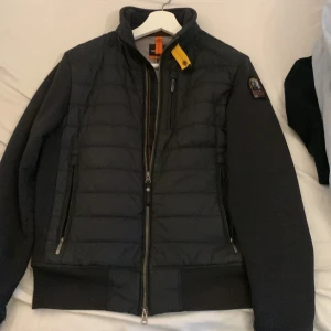 Parajumpers cardigan  - En riktig snygg och varm Parajumpers cardigan😀  Perfekt för vintern och våren Skick 9/10 Använt skick  strlk xs-s Kan bli lite kort om man har strlk s   Äkta🤑