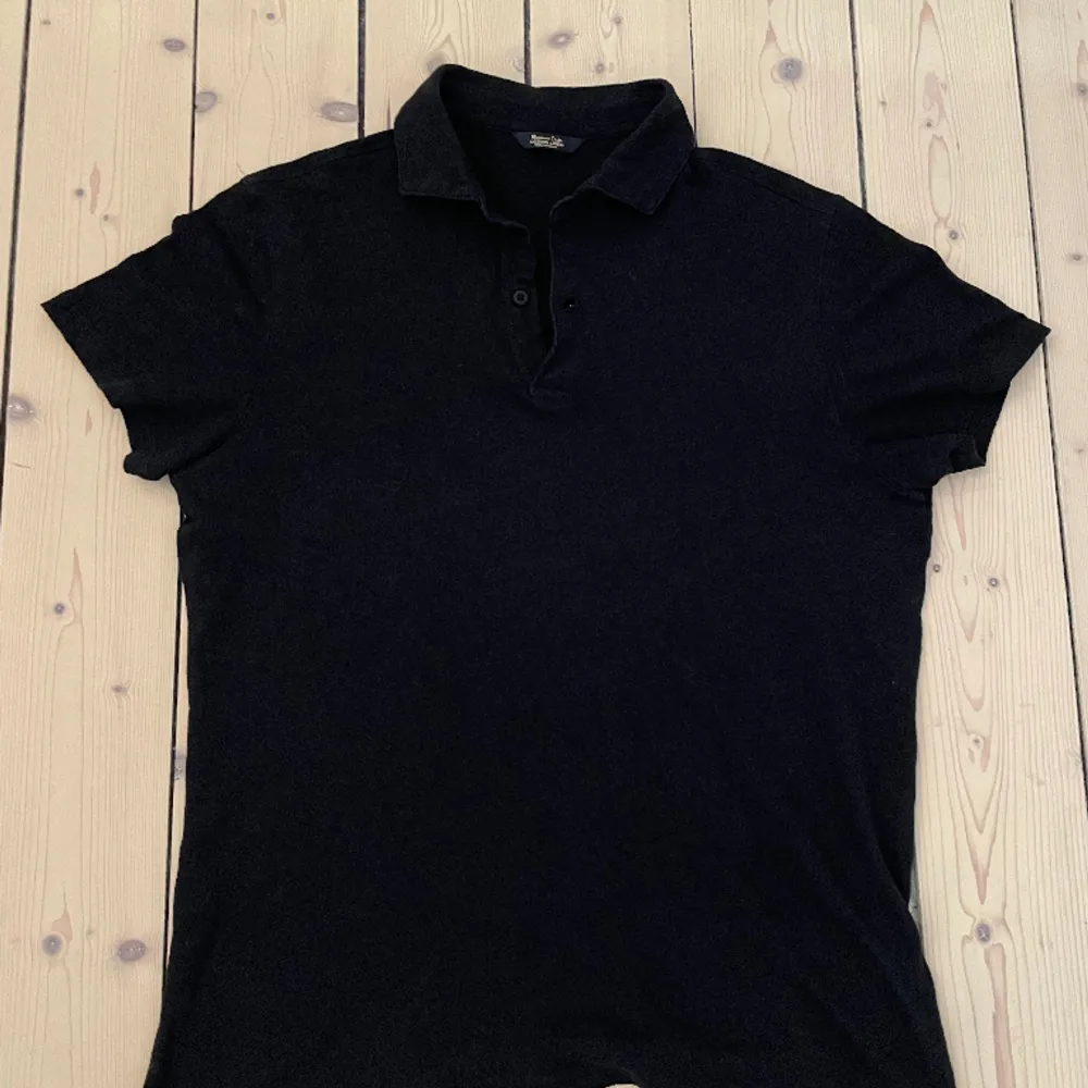 Säljer nu min Massimo Dutti cotton linen svart pike. Nästan aldrig använd.  Nypris ≈ 400kr   - Condition 9/10  - Pris: 149kr  - Cotton linen material  - Storlek M  . T-shirts.