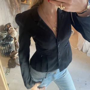 Topp - SUPER snygg kavaj topp! Så calssy och snygg!! Jätte bra kavlitet!!