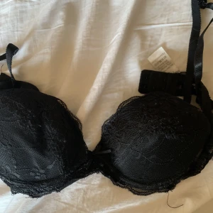 Svart bh - Svart bh i nyskick.