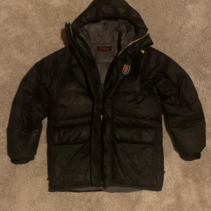Fjällräven jacka storlek  - Säljer fin o trendig fjällräven jacka i storlek S. Den e svart och är bra skick. Den har 2 små hål du kan se 1 i bild 1 jämfört med ett litet mynt. Fråga om ni undrar nått//Resell_sweden