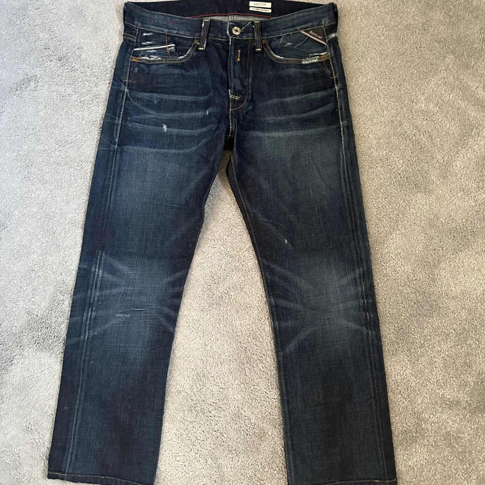 tjena säljer nu ett par riktigt feta Replay jeans som köptes för ca 1000kr och är storlek 30/32 men är ner klippta där nere så dom passar 160-167cm.  Hör gärna av dig vid vilka frågor som helst🙌🏽🙌🏽. Jeans & Byxor.