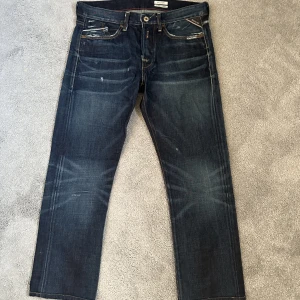 replay jeans - tjena säljer nu ett par riktigt feta Replay jeans som köptes för ca 1000kr och är storlek 30/32 men är ner klippta där nere så dom passar 160-167cm.  Hör gärna av dig vid vilka frågor som helst🙌🏽🙌🏽