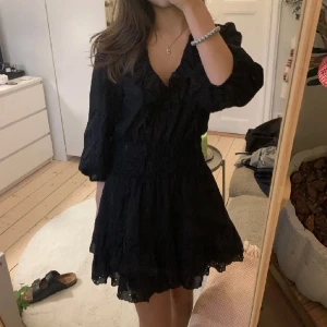 Broderie Anglaise Klänning - ZARA klänning som inte kommer till användning. Endast använd under ett tillfälle 🖤