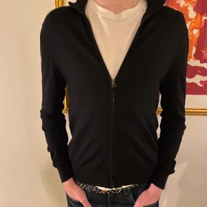 These Glory Days Fullzip - Säljer nu denna sköna fullzipen från märket These Glory days. Storleken är S men sitter som M, endast använd 2 ggr. Nypris 1099kr, mitt pris endast 349kr! 10/10 skick hör av dig vid minsta lilla fundering 😊😊