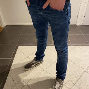 Ett par helt nya dondup jeans med alla taggar kvar, skick 10/10, nypris 3000, mitt pris 849, strl 30 killen på bilden är 177cm. Hör av dig vid frågor eller funderingar😉