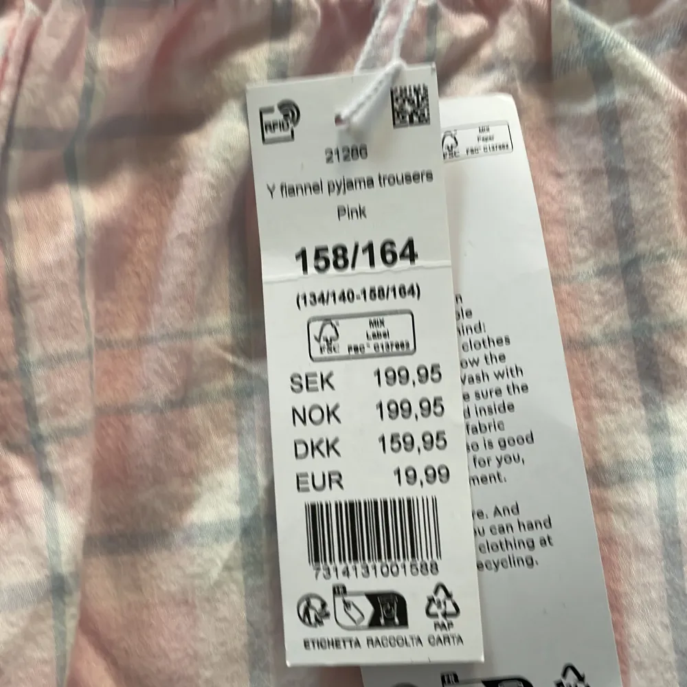 Säljer dessa så snygga helt nya Gina Young pyjamas byxor då de är för stora för mig💞❤️❤️. Jeans & Byxor.