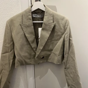Croppad blazer  - Croppad blazer från zara. Helt oanvänd i strl M.