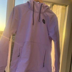 Lila skidjacka - Pastell lila skidjacka från Siroko i storlek S. Köpt förra vintern men är helt oanvänd. Nypris 1.100kr