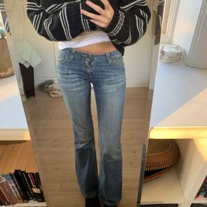 Så snygga lågmidjade lee-jeans som är snäppet för tajta och korta på mig:(( köpte dem nyss men känner att de är aningen små (jag är vanligtvis S i byxor och 170 cm lång)! Toppenskick! Midjemått: 74 cm, innerbenslängd: 80 cm, hela byxlängden: 103 cm💓