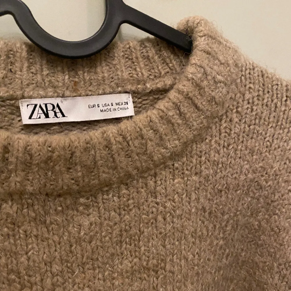 Fin stickad tröja från Zara som tyvärr inte kommit till användning. . Stickat.