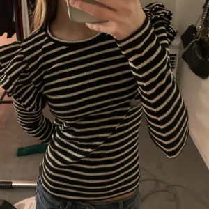 Zara tröja - Säljer denna fina tröja från zara. Har använt den ett få tal gånger så den är i bra skick❤️
