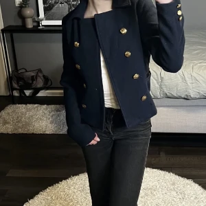Marinblå jacka Vero Moda - Marinblå jacka/ kappa som passar perfekt för den som älskar Stockholms-stilen!! Den är använd men fortfarande i mycket bra skick 🫶🏻