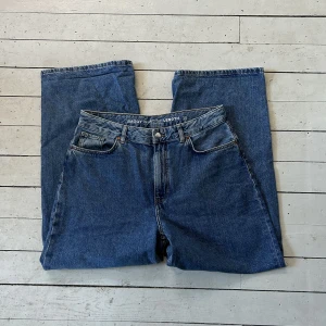 Baggy jeans!  - Baggy jeans från Never Denim, köpta på Carlings. Har tyvärr blivit för stora och är för långa på mig som är 163 cm, normal/låg midja. Kan skicka fler bilder!   Priset är med frakten inkluderad och priset kan självklart diskuteras!🤩