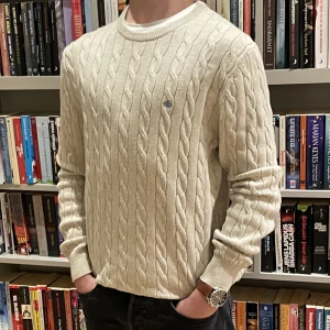 Kabelstickad Morris Tröja - Skitsnygg Morris tröja i perfekt skick. Inga synliga defekter. Fler bilder finns fråga bara!