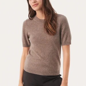 Kashmir t shirt - En brun  kashmir t shirt, endast använd 1 gång då den inte passar mig, storlek xs passar 34 men skulle också passa 36! Köptes för 1600kr och är från märket part two. Köptes i våras men har inte kommit till användning!💕