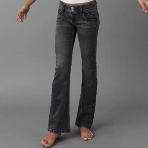 Lågmidjade jeans - Säljer nu dessa lågmidjade jeans från ginatricot som är i superbra skick då de endast är använda några få gånger. Säljer då jag har flera liknande. Storlek 164 men passar mig som är XS och 166 centimeter lång. Väldigt mörk grå / ljus svart färg